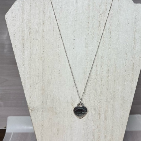 Tiffany & Co Green 9.25 S.Silver Necklace with Green Engraving Heart Pendant - Picture 1 of 5